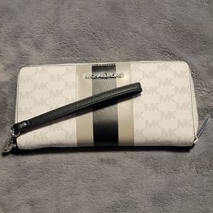 Michael kors wristlet